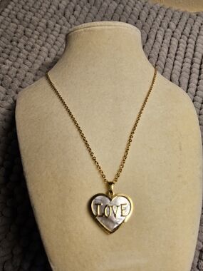 NWOT  Gold Tone Love  Heart Pendant Necklace